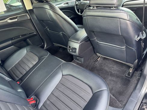 Used 2017 Ford Fusion SE w/ Equipment Group 201A FWD image 19