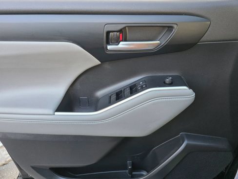Used 2022 Toyota Highlander XLE FWD image 24
