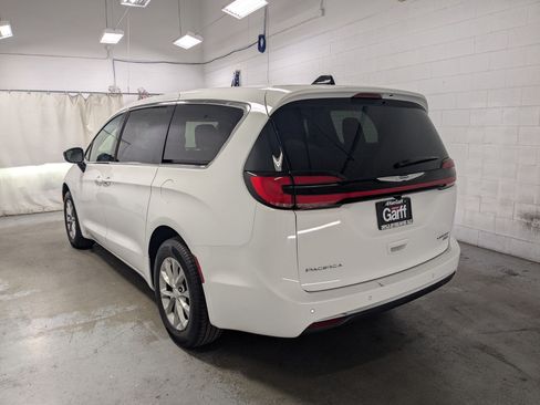 Certified 2026 Chrysler Pacifica Limited AWD/4WD image 9