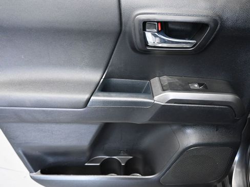 Used 2017 Toyota Tacoma TRD Off-Road image 32