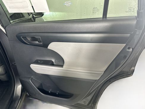 Used 2021 Toyota Highlander L image 29