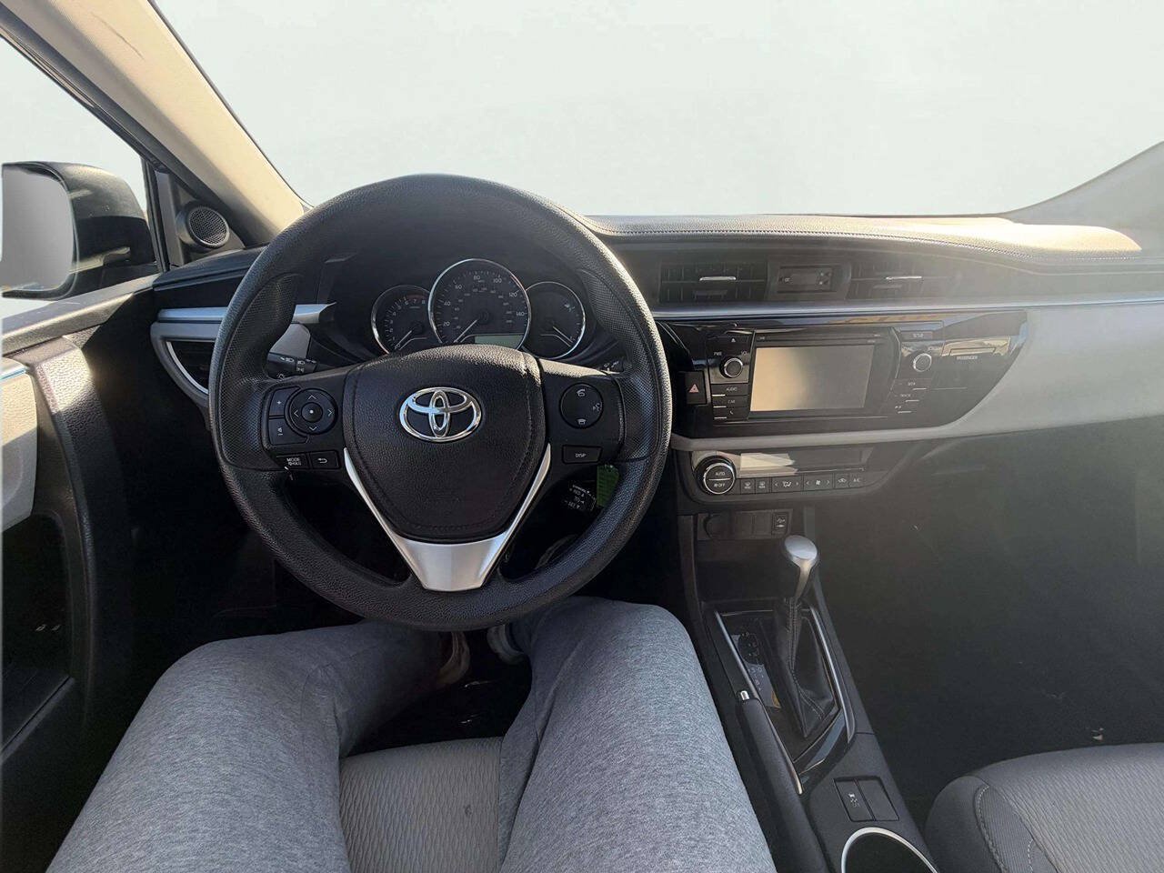 Used 2015 Toyota Corolla LE FWD image 15