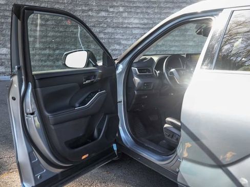 Used 2022 Toyota Highlander XLE AWD/4WD image 23