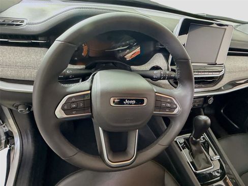 Used 2025 Jeep Compass Latitude image 5