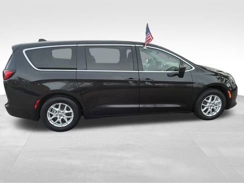Used 2023 Chrysler Voyager LX image 24