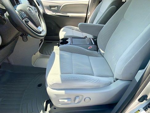 Used 2020 Toyota Sienna LE FWD image 12