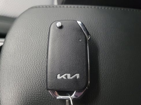 Used 2025 Kia Soul LX w/ LX Technology Package FWD image 32
