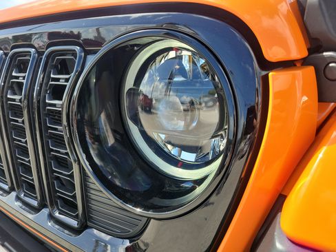 Used 2025 Jeep Gladiator Sport AWD/4WD image 8