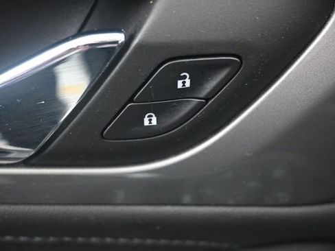 Used 2023 Chevrolet Traverse LT image 5