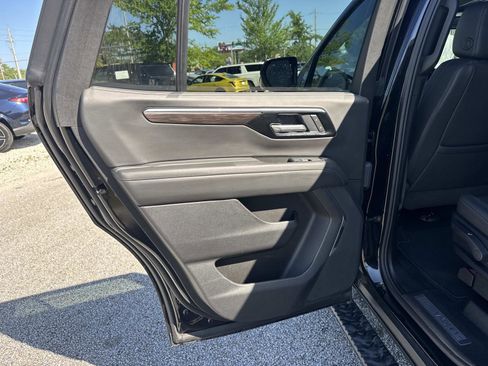 Used 2025 Chevrolet Tahoe Z71 AWD/4WD image 11