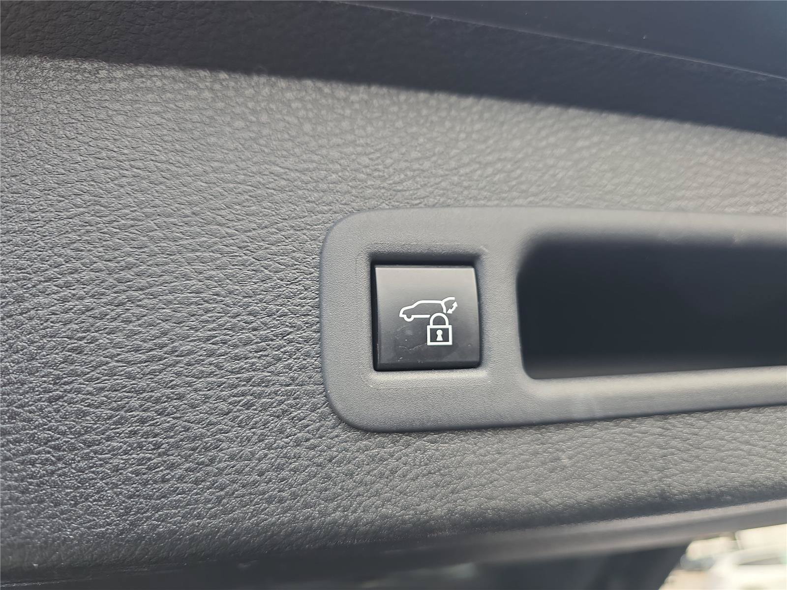 Used 2025 Toyota Sienna XSE w/ XSE Premium Package FWD image 10