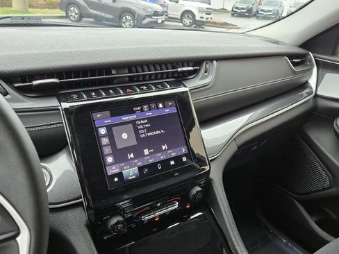 Used 2023 Jeep Grand Cherokee Laredo image 26