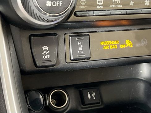 Used 2019 Toyota RAV4 XLE w/ Convenience Package AWD/4WD image 19