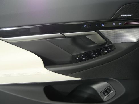 Used 2026 BMW 530i xDrive w/ M Sport Package image 8