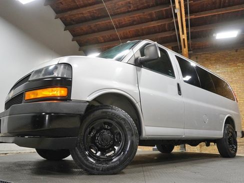 Used 2019 Chevrolet Express 2500 LS w/ Driver Convenience Package RWD image 3