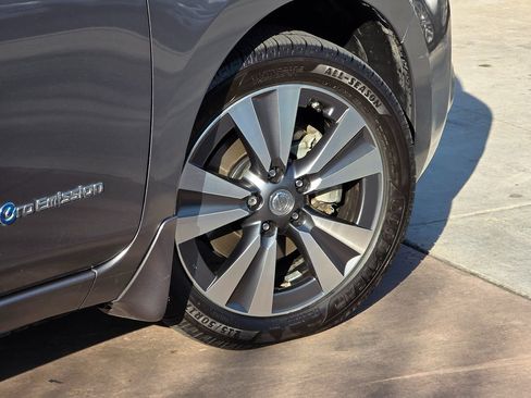 Used 2015 Nissan Leaf SV image 12