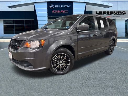 Used 2017 Dodge Grand Caravan SE image 3