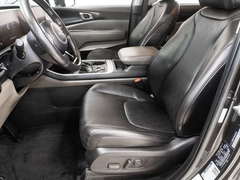 Used 2025 Kia Carnival FWD image 7