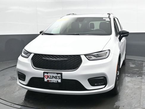 New 2026 Chrysler Pacifica Limited FWD image 5