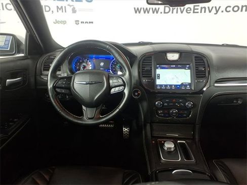 Used 2023 Chrysler 300 C image 12