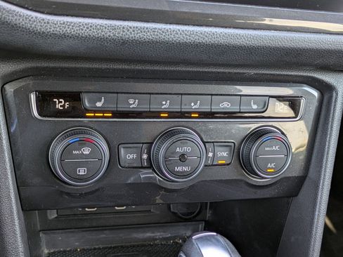 Used 2021 Volkswagen Tiguan SE image 14