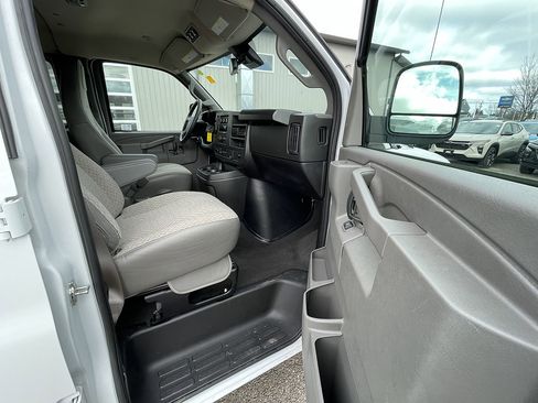 Used 2025 Chevrolet Express 3500 LT w/ LT Preferred Equipment Group image 16