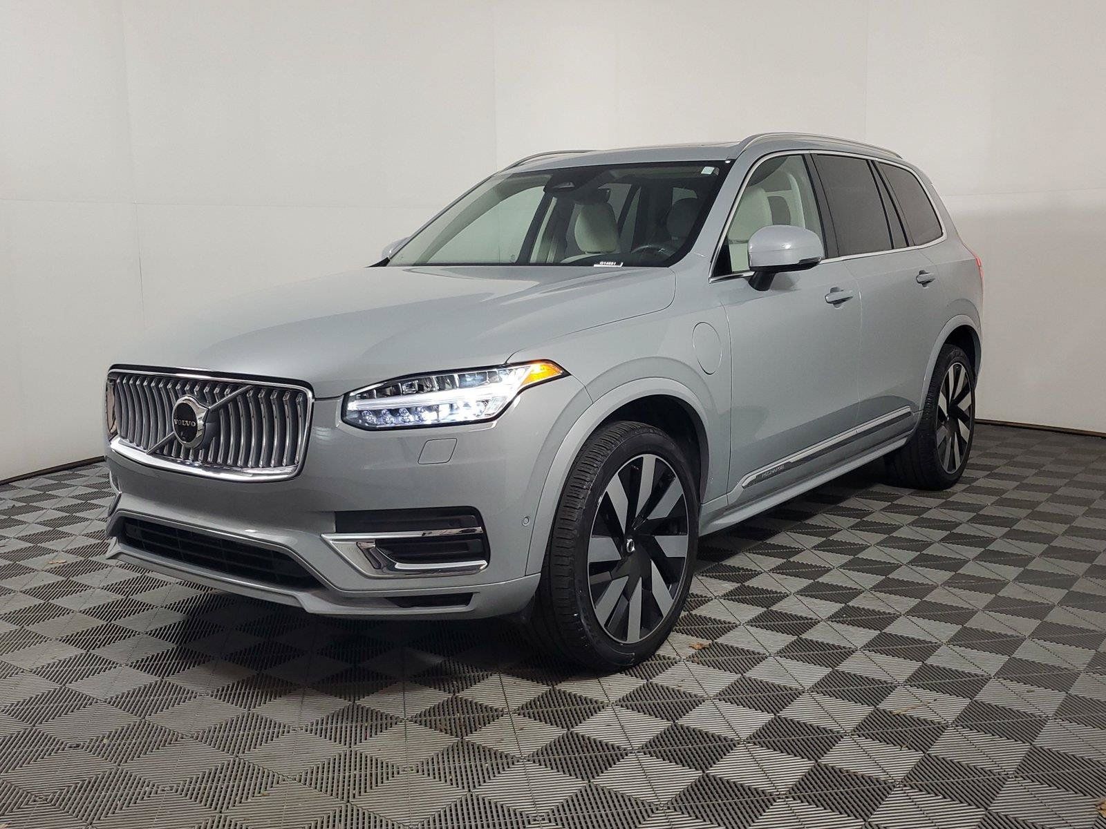 Used 2024 Volvo XC90 T8 Plus w/ Protection Package Premier AWD/4WD image 3