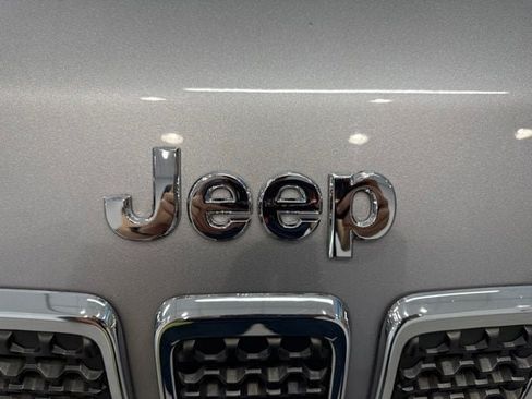 Used 2019 Jeep Cherokee Latitude Plus AWD/4WD image 12