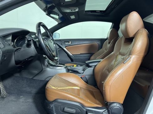 Used 2015 Hyundai Genesis 3.8 image 7