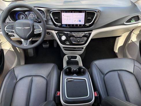 Used 2024 Chrysler Pacifica Touring-L FWD image 3
