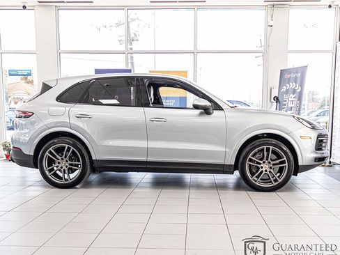 Used 2023 Porsche Cayenne w/ Premium Package AWD/4WD image 9