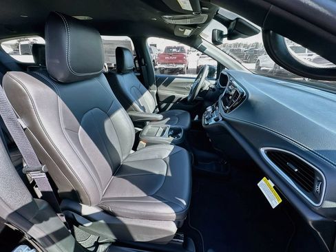 New 2027 Chrysler Pacifica Select FWD image 35