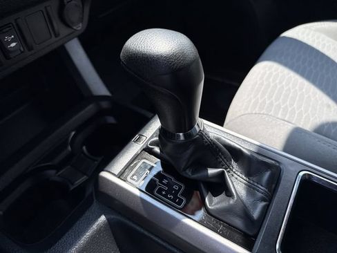 Used 2018 Toyota Tacoma SR5 AWD/4WD image 29
