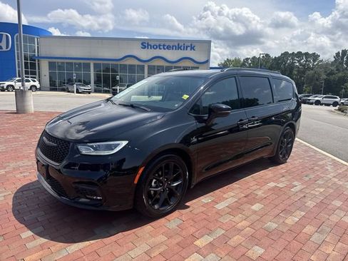 Used 2025 Chrysler Pacifica Limited FWD image 32