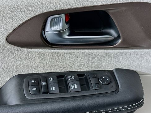 Used 2023 Chrysler Voyager LX image 18