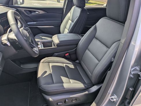 Used 2025 Chevrolet Traverse LT image 12