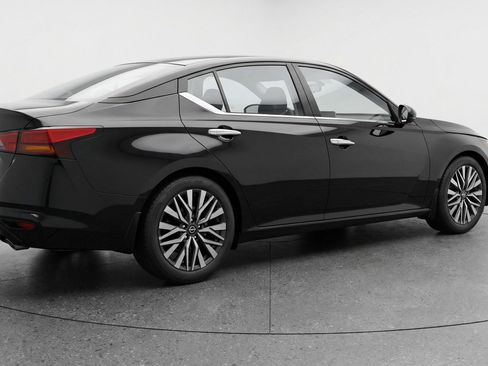 Used 2025 Nissan Altima 2.5 SV image 9