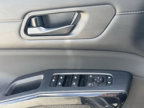 Used 2025 Nissan Pathfinder SV FWD image 27