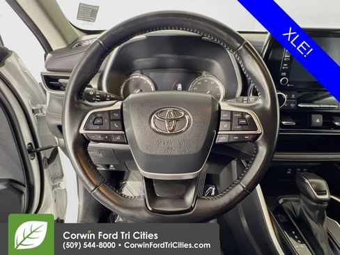 Used 2022 Toyota Highlander XLE AWD/4WD image 8