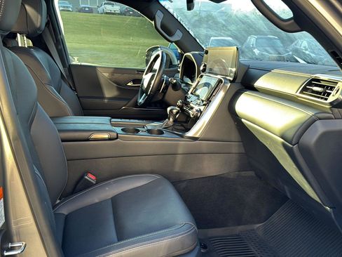 Used 2023 Lexus LX 600 4WD w/ Luxury Package image 10