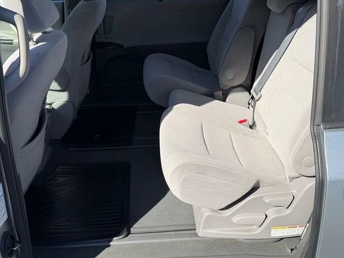 Used 2020 Toyota Sienna LE w/ LE Preferred Package FWD image 21