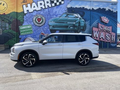 Used 2024 Mitsubishi Outlander SE FWD image 2