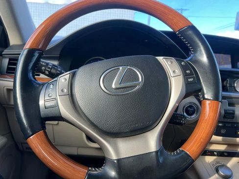 Used 2013 Lexus ES 300h w/ Luxury Pkg image 22