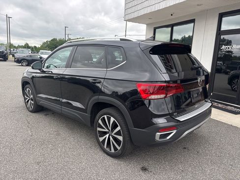 Used 2022 Volkswagen Taos SE w/ Panoramic Sunroof Package FWD image 6