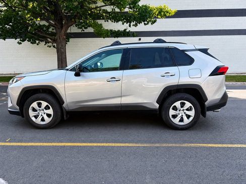 Used 2021 Toyota RAV4 LE AWD/4WD image 2