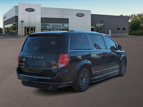 Used 2017 Dodge Grand Caravan SXT image 10