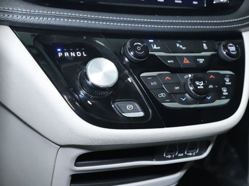 Used 2024 Chrysler Pacifica Select image 25