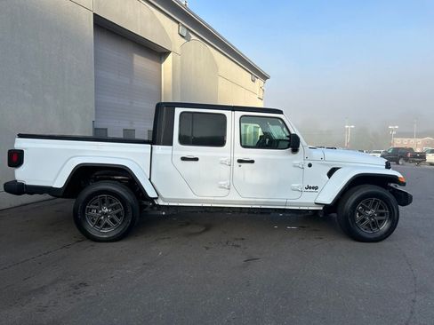 Used 2024 Jeep Gladiator Sport AWD/4WD image 7