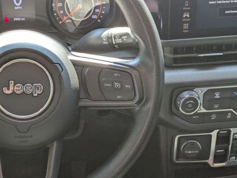 Used 2025 Jeep Gladiator Sport image 23