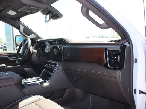 Used 2025 GMC Sierra 3500 Denali AWD/4WD image 19